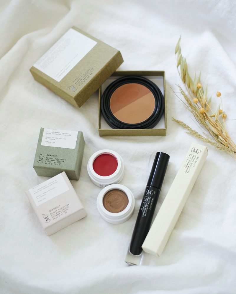 Boxwalla x Manasi 7 Makeup Box features FOUR full sized products All Over Colour Damaskino, Eye Glow Colour Sublime, Custom Contour Duo Cinnabar Mocha and Precision Mascara in Obsidian